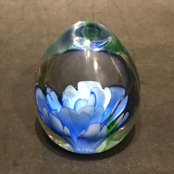 Dynasty Gallery Heirloom Collectibles Blue Flower Paperweight. - Picture 3 of 3
